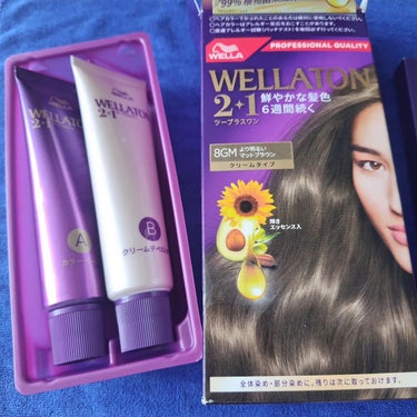 WELLA（ウエラ）WELLATON2+1で白髪染めをしました。@wella_jp
使用したのは8GMより明るいマットブラウン
クリームタイプで液だれしにくく塗りやすく、エッセンスのおかげかツヤ感もあり