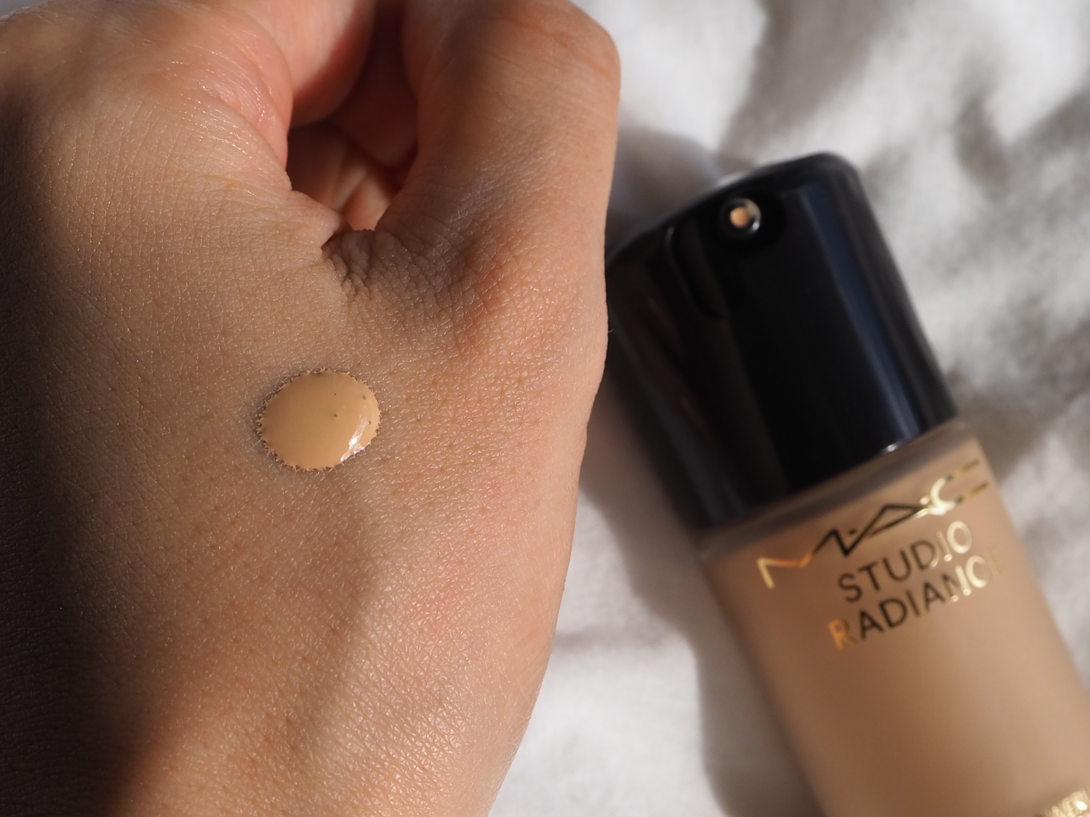 スタジオ ラディアンス セラム ファンデーション NC16/M・A・C/リキッドファンデーションを使ったクチコミ（2枚目）