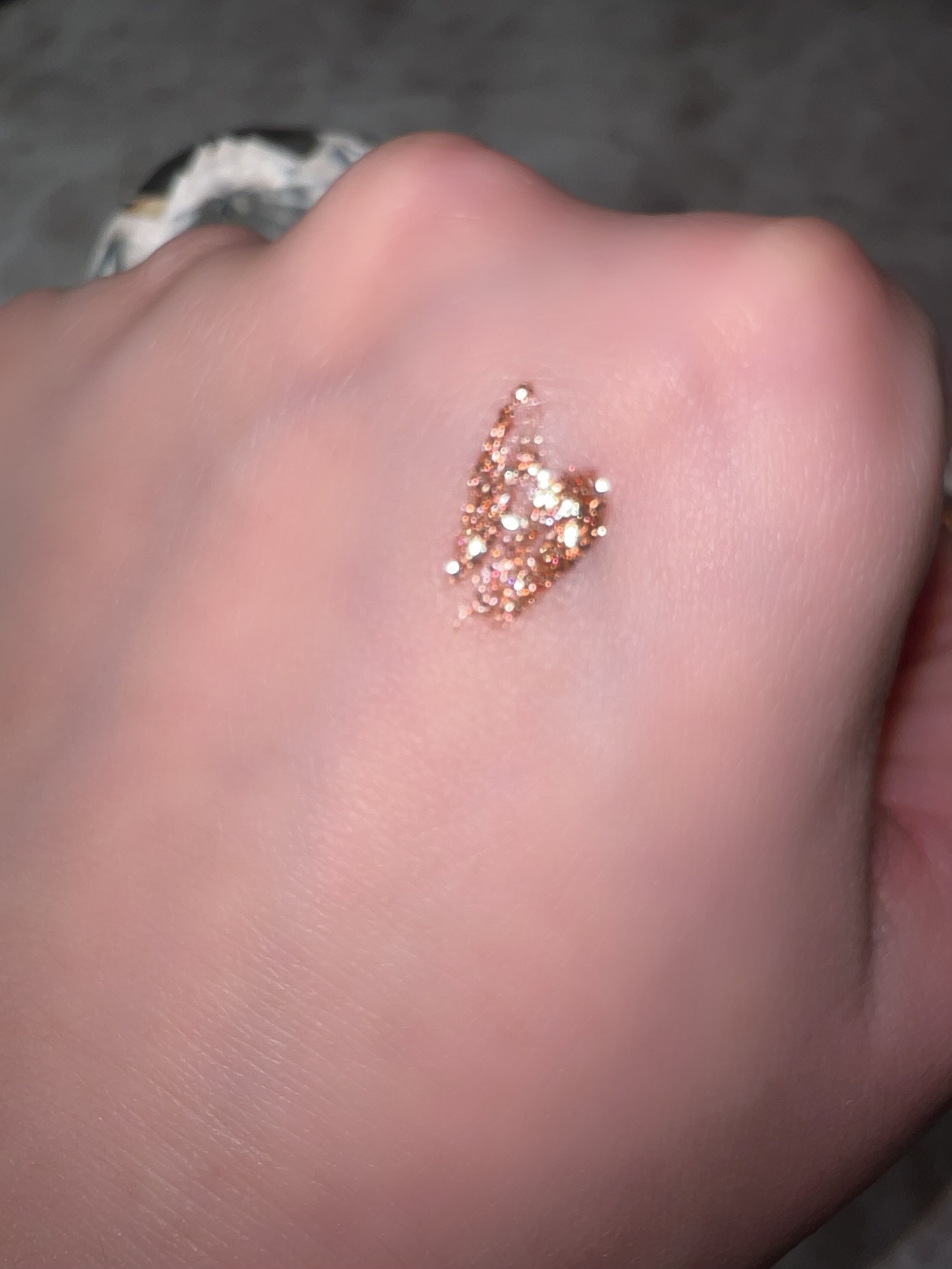 星のようなリキッドグリッターシャドウ/CAPPUVINI/グリッターを使ったクチコミ（3枚目）