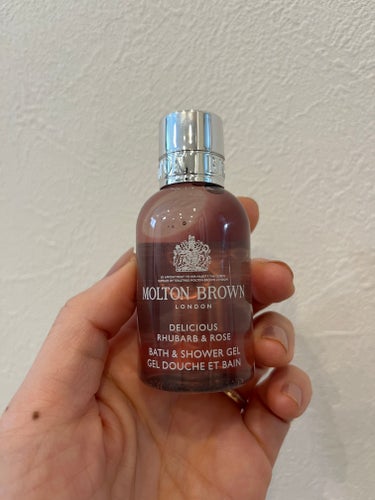 モルトンブラウン デリシャス ルバーブ&ローズ バス＆シャワージェルのクチコミ「⚪️MOLTON BROWN シャワージェル　ルバーブ&ローズ【写真中央】

モルトンブラウン.....」（3枚目）