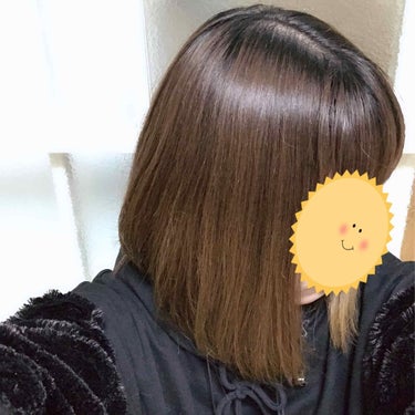 久々にグレーヘアにしたい！
美容院でダブルカラーだと結構高いから、
今回はセルフ染めしました🙌✨

〇1枚目
ほぼ半年美容院に行かず、
市販のヘアカラーで染めて2ヵ月近く
放置したもの。

黒髪、茶髪、