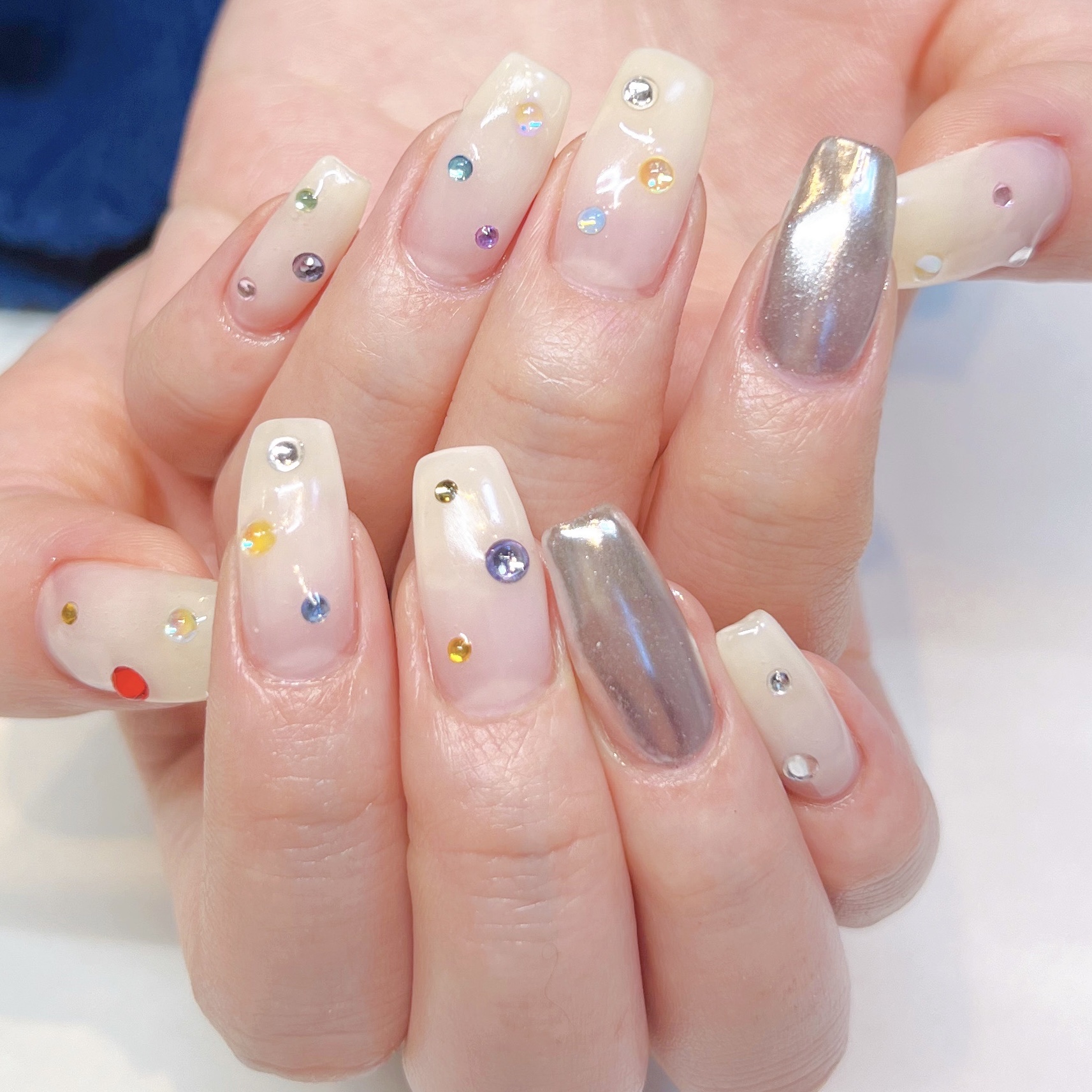 #ビジューネイルのネイルデザイン