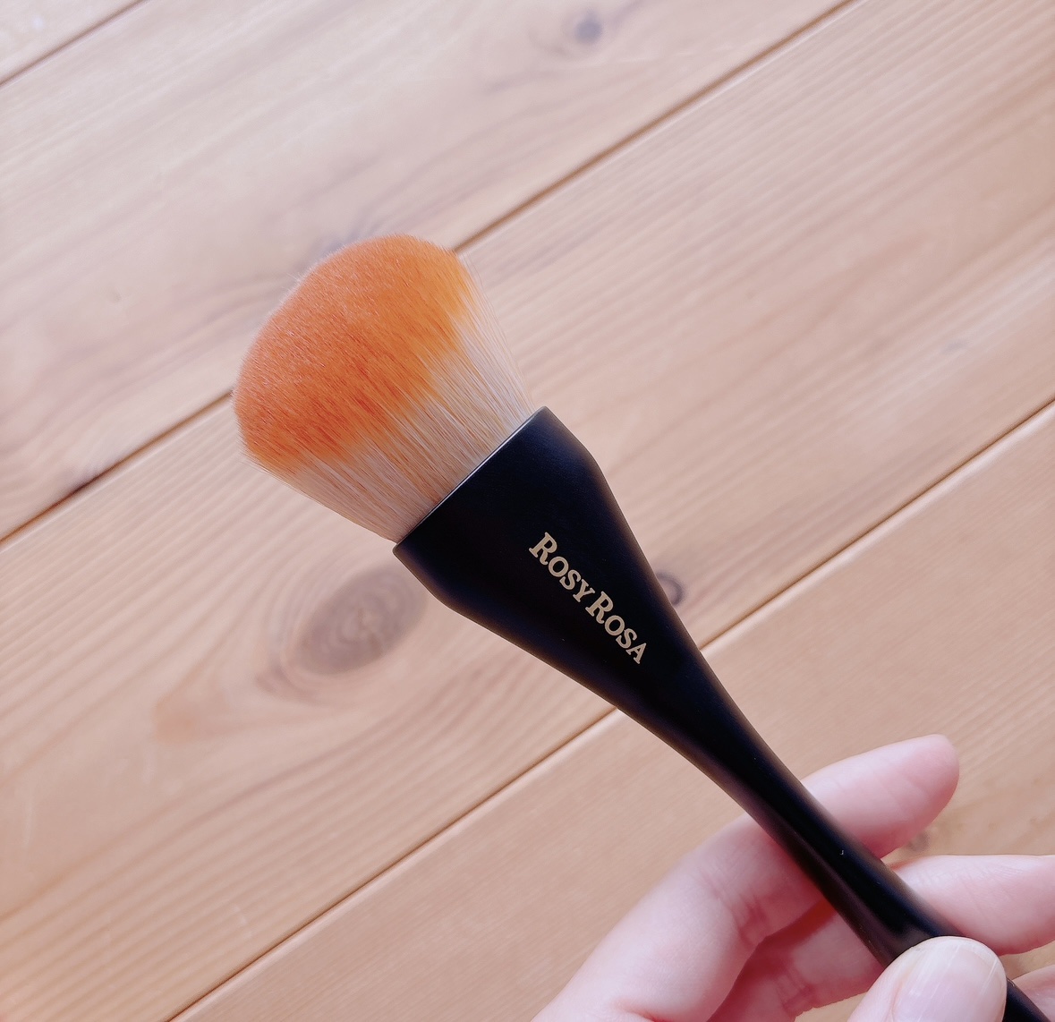  ロージーローザ 
マルチユースブラシ＜フェイス＞

この持ち手のカーブが素敵なロージーローザのブラシ。フェイスパウダー用にどうかなと思って購入。

毛のしなりがあるので、さらっと顔にのせたいフェイスパウダー用としては、私は不向きだと感じま