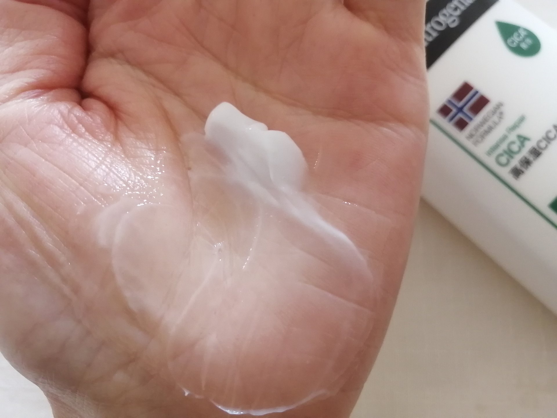 ノルウェー フォーミュラ インテンスリペア CICAボディエマルジョン/Neutrogena/ボディローションを使ったクチコミ（3枚目）