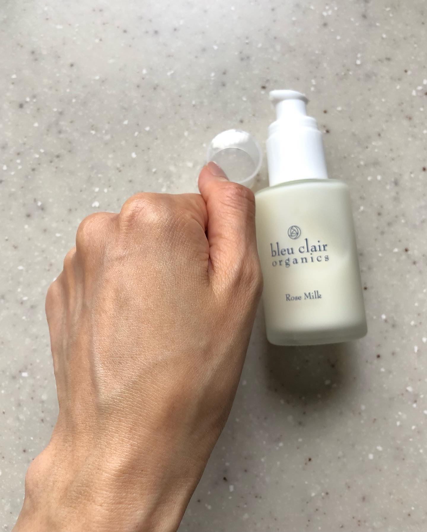 ブルークレール ローズミルクのクチコミ「ブルークレール　ローズミルク（乳液） 容量:55mL  参考価格:5,500円（税込）

ふわ.....」（3枚目）