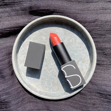 NARS リップスティックのクチコミ「
banned red きんだんの、あか  

リップを使わない、なんて時期を乗り越えて、唇に.....」（1枚目）