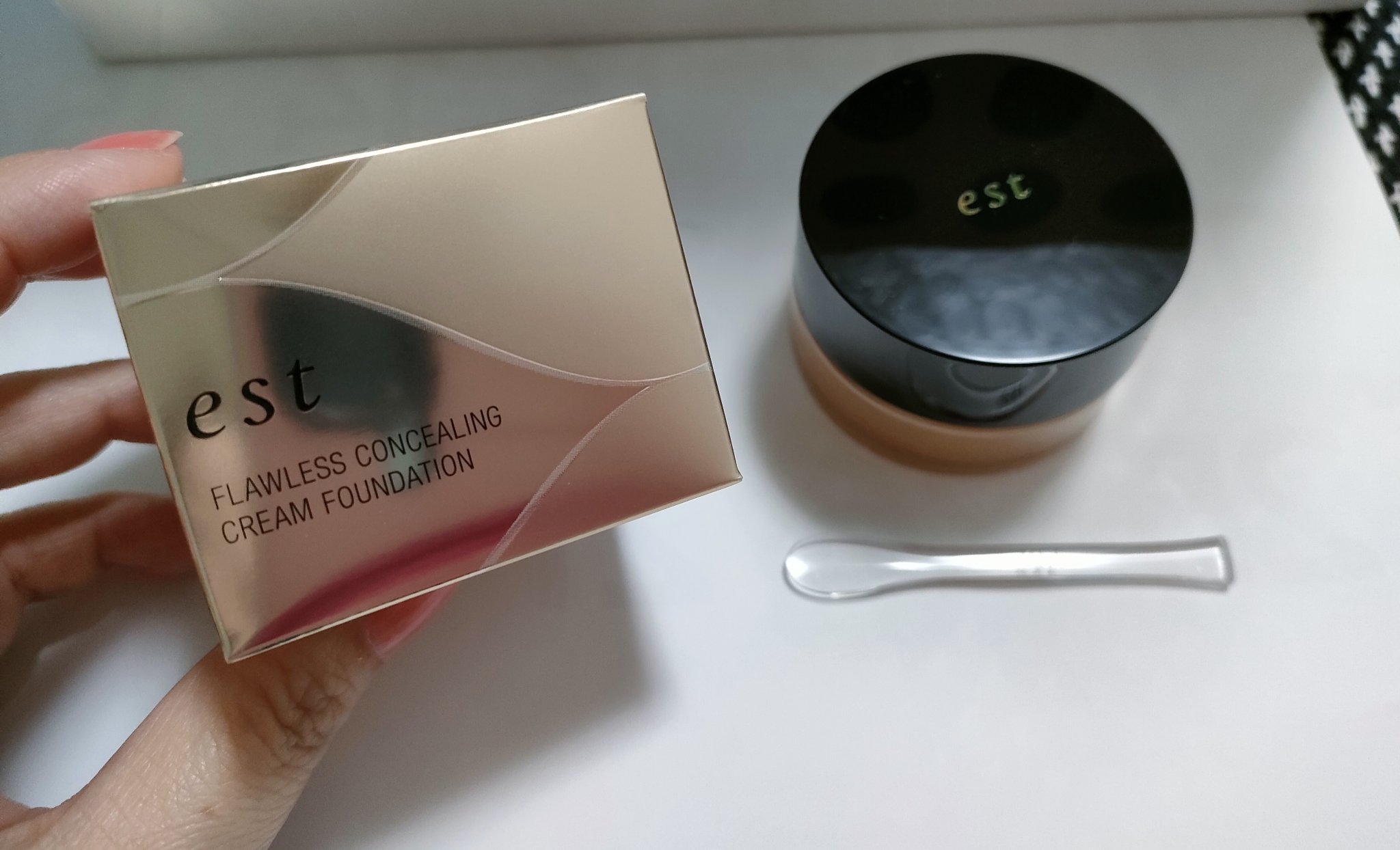 エスト フローレス コンシーリング クリームファンデーション OC202 オークル/est/クリーム・エマルジョンファンデーションを使ったクチコミ（1枚目）
