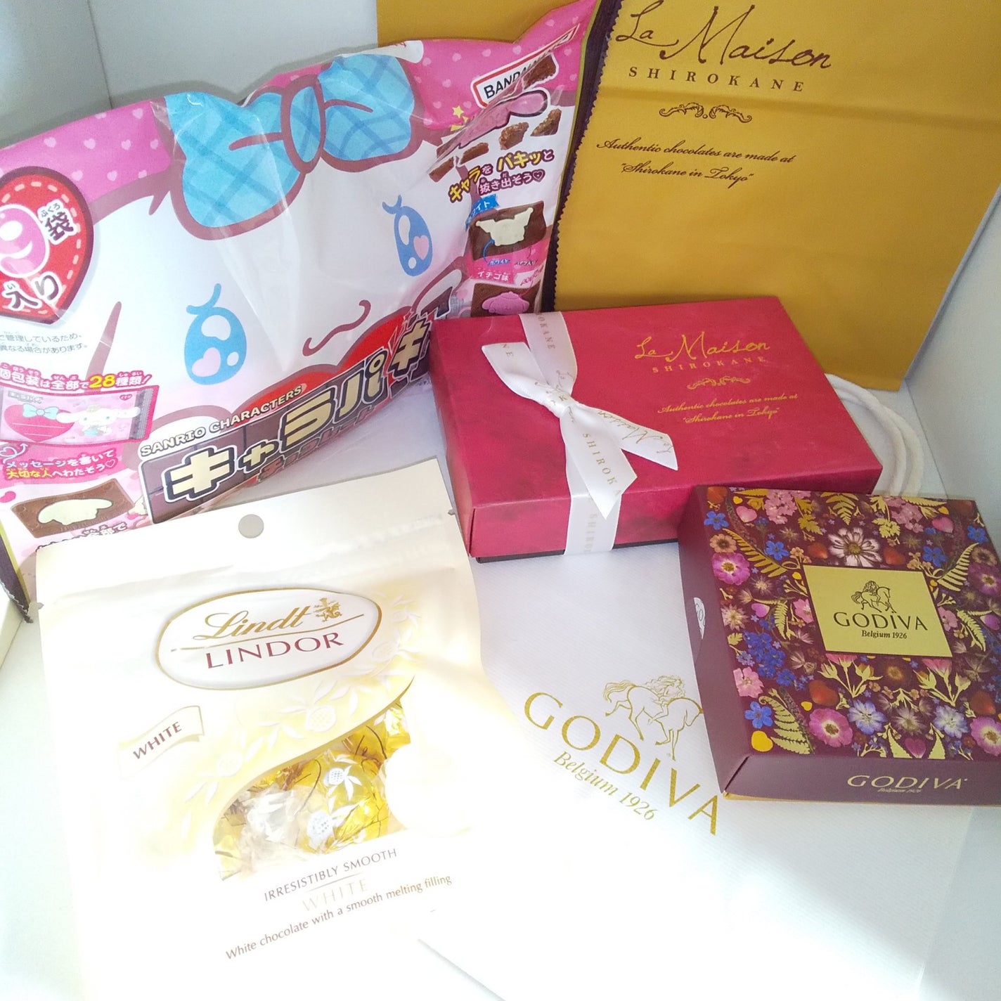 ピー on LIPS 「バレンタイン💝♡ゴディバチョコレート♡リンツチョコ気になってる..」(2枚目)