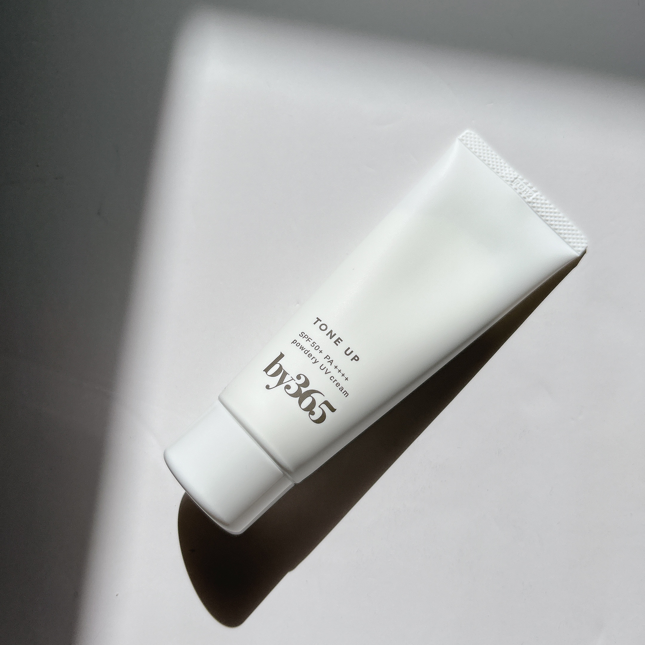 by365
パウダリーUVクリーム　トーンアップ

ぽてっとしたテクスチャーのクリームが馴染ませるとパウダー状に変化してつけてることを忘れちゃう通称「ぽてサラクリーム」からトーンアップが出たよ🤍

出したときは濃厚なクリームでベタつくのか