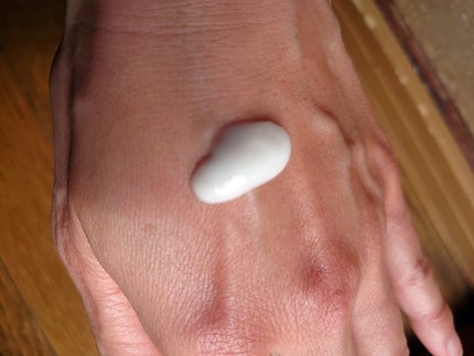 肌ラボ 極潤 薬用ハリ乳液【医薬部外品】のクチコミ「併用しているしっとり化粧水だけでも十分にしっとりしますが、その上に乳液を重ねてみました。乳液は.....」(2枚目)