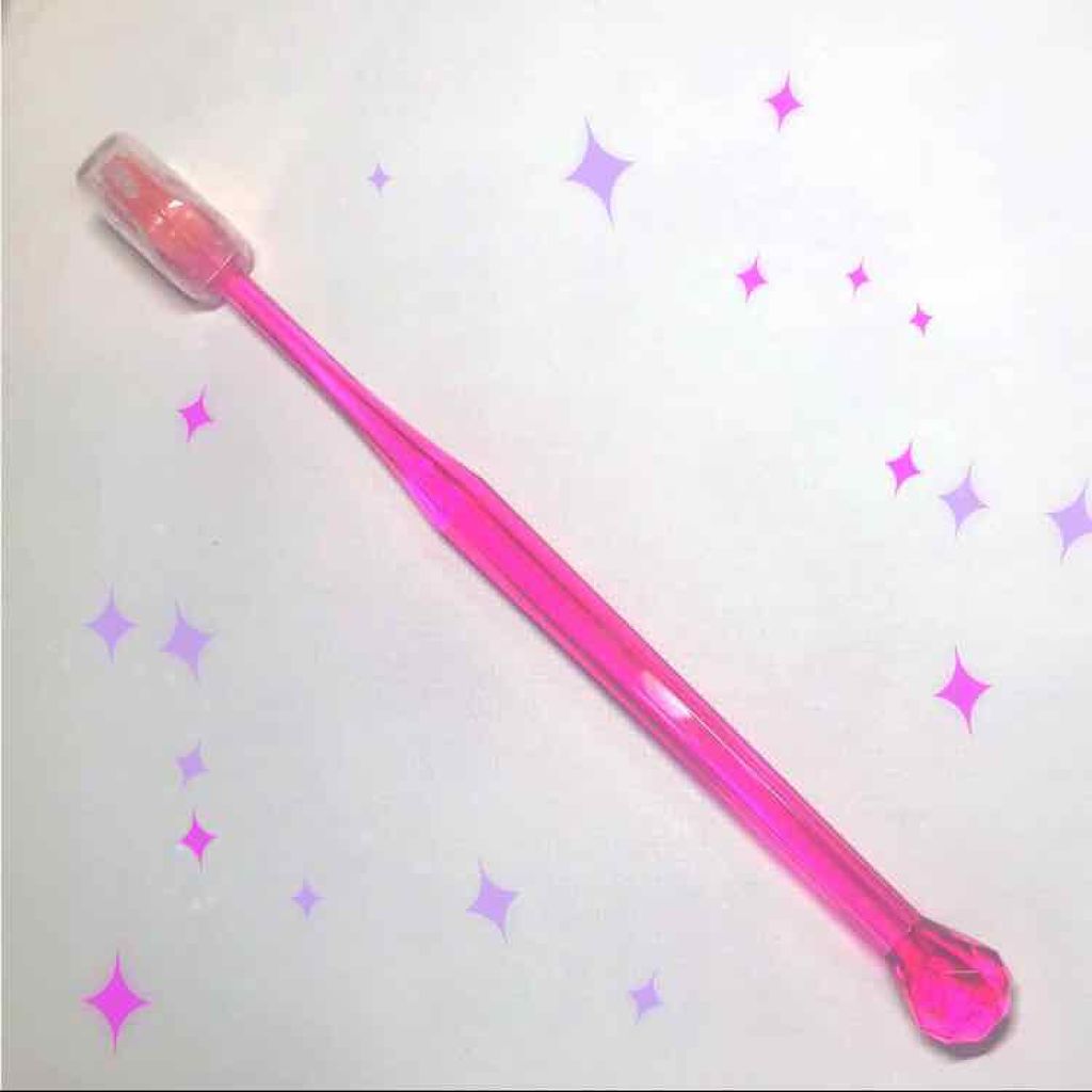 PLAZAで購入した歯ブラシです💕

端のダイヤみたいな形に一目惚れしました😍

持ちやすい六角形で、透明感のあるビビッドピンクでかわいい！

キャップ付きなのも嬉しい！！