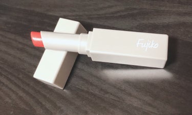 Fujiko
全人類Lip
カジュアルレッド



VoCEの付録でした。
ナチュラル！
色味については私のように血色が悪い人には補正が欲しいかもしれないです。
ただ、潤いは良いです。グロスのような艶々