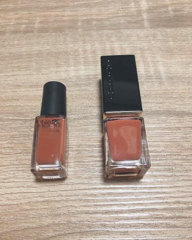 デパコスネイルをプチプラネイルで代用💅
今回の比較は、色味についてのみ言及します。

左:NAIL HOLIC/BR311番
右:SUQQU/纁色(そひいろ)122番

外観、ティッシュの上、爪に塗布(