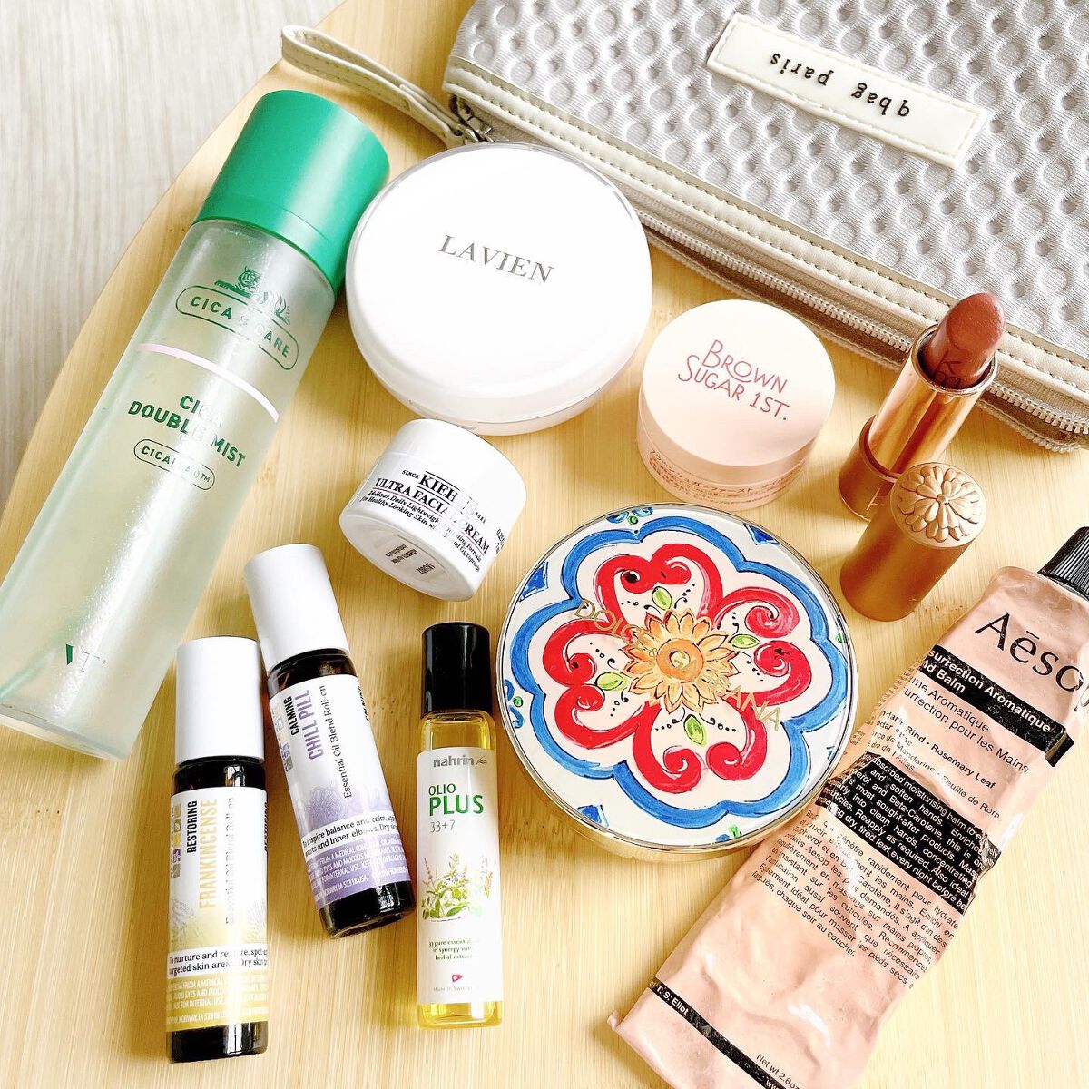 .
\すきなものを持ち歩く🐥/

ポーチの中身はコロコロ変わる。

リップしか持たない日もあれば
あれやこれや持ち歩くときも。

雑誌の特集でカバンの中身とか
ポーチの中身とかぜったい夢中で見ちゃうんだけど、
みんなはどぉ？アレ気になるよ