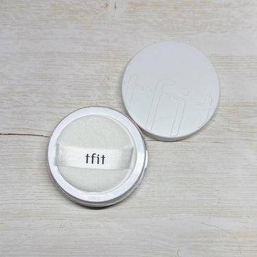 『 TFIT / TRANSLUCENT SET FINISHING POWDER ( SKIN BEIGE ) 』
⁡
✔︎WHITEとSKIN BEIGEの2色展開
✔︎リアル宝石パウダー
ダイアモンドパウダー、アメジストパウダー、サファイアパウダー、パールパウダー
✔︎10μm超微細ブラー粒子
✔︎アミノ酸ヒアルロン酸コラーゲンパウダー
✔︎毛穴パウダー配合で毛穴と肌の凹凸をカバー
✔︎ 肌に薄く軽くフィットして持続力がいい
⁡
◆他の人が類似品を作って販売しています。
オンラインで購入する場合、製品詳細ページに公式認証バナーがあるところで購入すると良いです。
実際に見てもロゴの傾きが少し違う程度なので偽物を区別するのが難しいそうで、偽物を購入して被害を受けるといけないので、購入される時にご注意なさるようお願いします。
⁡
内容量 : 7g 
⁡
◆◆◆◆◆
◇◇◇
⁡
外蓋を開けたあと、パウダーが飛び散らないように内蓋もあって驚きました。ちょっとの心遣いが嬉しい。すり鉢状の形状になっているのでパフもそこに収納できます。
パフはとろみがある質感で気持ちが良いです。
⁡
しっかりつけたい場合には、ピッタリのパフ。ブラシを使った場合にもパウダーの量が調整できるので、しっかりめにも、薄めにも自由にコントロールできます。
⁡
私はツヤ肌仕上げが好きなので、ブラシでササっとふぁさぁ〜っとつけるのが好みでした。アイメイクの発色と持ちを良くするため、いつも瞼にはつけているのですが、瞼にもつけやすく、重宝しました。
ブラシでサッとつけると余分なテカリなども抑えられて良いです。
パウダーをつけたところはほんとにサラッサラで
しっとりもし、指触りが柔らかく感じられました。
⁡
2色展開のうちのスキンベージュを使用しましたが、明るめで肌馴染みも良かったので、どなたにも使いやすいんじゃないかと思います。
⁡
購入場所:
オンライン : Qoo10/楽天/LOFT ONLINE SHOP/PLAZA ONLINE SHOP/@COSME ONLINE SHOP
オフライン：LOFT、PLAZA、ハンズ、＠COSME その他バラエティショップを中心に展開
※一部取り扱いのない店舗があります
⁡
@tfit_japan_official
TFIT 様にいただきました。
⁡
#PR #TFIT #TFITCLASS #ティーフィット #TFITPOWDER #TFITパウダー #facepowder
#韓国コスメ #koreanmakeup
の画像 その1