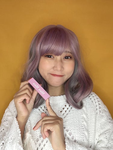 MieuMieu Hair & Perfume Stick
(ENG below)

MieuMieuエスティックは、 アホ毛ケアx練り香水としても使える リップ型マルチスティックです。

サラサラな使用感ながら、 気になるアホ毛、 まとめ髪や前髪の束感を作りたいときなどに 使用頂くことができ、 練り香水として肌にも使える商品です💆🏻

🌸🌼香りは全4種類、 ポーチに入れて持ち運びしやすいアイテムとなっております!

🌸01 Amour-parfum みずみずしく可憐で繊細な 花束からの愛嬌を感じられる香り

🌼02 Lune-parfum クリーミーな甘さと共に魅惑的な 南国のウッディ感漂う香り

🌸03 Minette-parfum 透明感ある愛おしさと 妖艶さを感じさせる小悪魔的な香り

🌼04 Plume-parfum 陽のぬくもりを感じさせ 誰をも虜にするホワイトムスクの香り

私は自分の性格に合う香りなので、1番を使うのが好きです。🥰

🇬🇧

MieuMieu Stick is a multipurpose stick that can be used for hair stick style and also skin perfume.

So we can use it for double purposes fr this product to get long lasting fragrance and  smooth hair styling. 💆🏻

🌸🌼 There are 4 types of scents on this product such us :

🌸01 Amour Perfume- A scent that can feel the charm of a fresh, pretty, and delicate bouquet.

🌼02 Lune Perfume- Mesmerizing with creamy sweetness
A tropical woody scent

🌸03 Minette Perfume-A scent that makes you feel mysterious, lovely and charming

🌼04 Plume Perfume-The scent of white musk that feeling warm and elegant.

I like to use no.1 because it smell fresh and suit for my personality🥰

🍒 ¥1485(税込) / tax included
✨LOFT, PLAZA

#ミュミュ
#mieumieu
#エスティック
#アホ毛
#練り香水
#hoyu
#ホーユー　の画像 その0