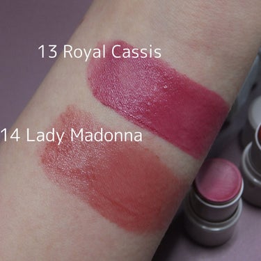 FASIO
マルチフェイス スティック
13 Royal Cassis
14 Lady Madonna

マルチフェイス スティックはアイカラー、チーク、リップなど好きなパーツに使用できます。ポーチの中に一つ入れておけば便利です。

2021年9月16日に追加で発売された新色の中の2色を買いました。
今回追加された新色で特に狙っていたのは
13 Royal Cassisです。
このカラーは一度塗りでしっかりと発色してくれます。
14 Lady Madonnaは透け感の強いカラー。ブラウンを感じるどちらかと言うとイエベさん向きのカラーかなと思いました。

11月16日にはマルチフェイススティックのプリズムが限定で発売される予定なので今から楽しみです。

#FASIO#マルチフェイス スティック#13 Royal Cassis#14 Lady Madonna #BESTプチプラコスメ  #期待越えコスメ の画像 その1