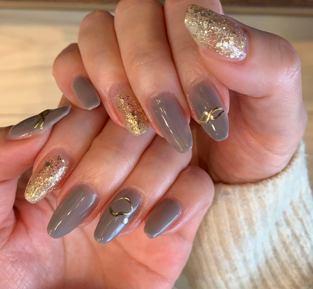 fabulous_cosme_y8nb on LIPS 「ダイソー縛りジェルネイルアイスグレー×ゴールドでニュアンスネイ..」(1枚目)