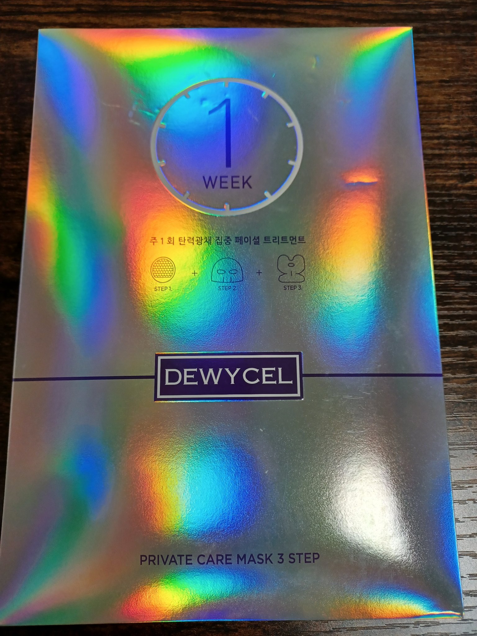 1週間に1回のスペシャルケア！
DEWYCELのプライベートケアマスク。
①トナーパッドのドット面で優しく角質ケアをし、反対面で拭き取り。
②上層・下層の順にシートマスクをつける。
…………………………………………………………………
美容液