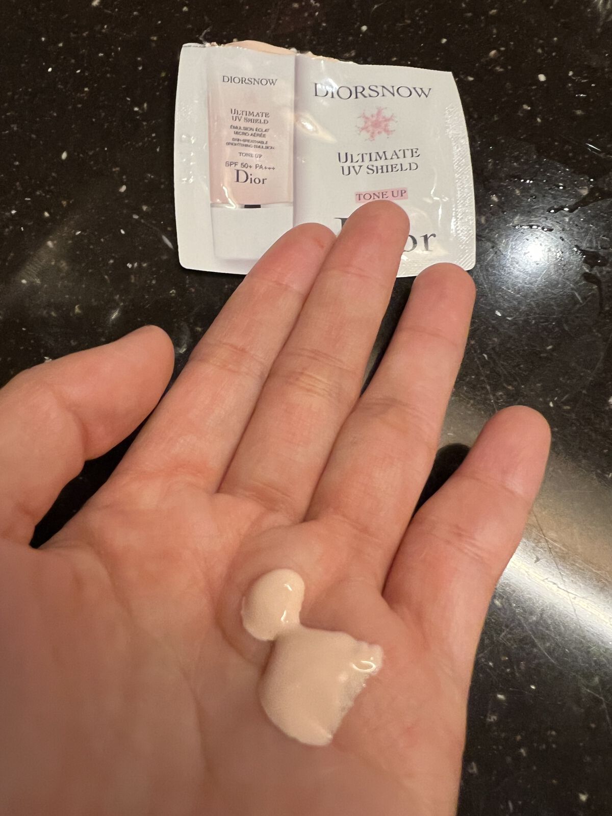 【旧】スノー UVシールド トーンアップ 50+/Dior/日焼け止めミルクを使ったクチコミ（2枚目）
