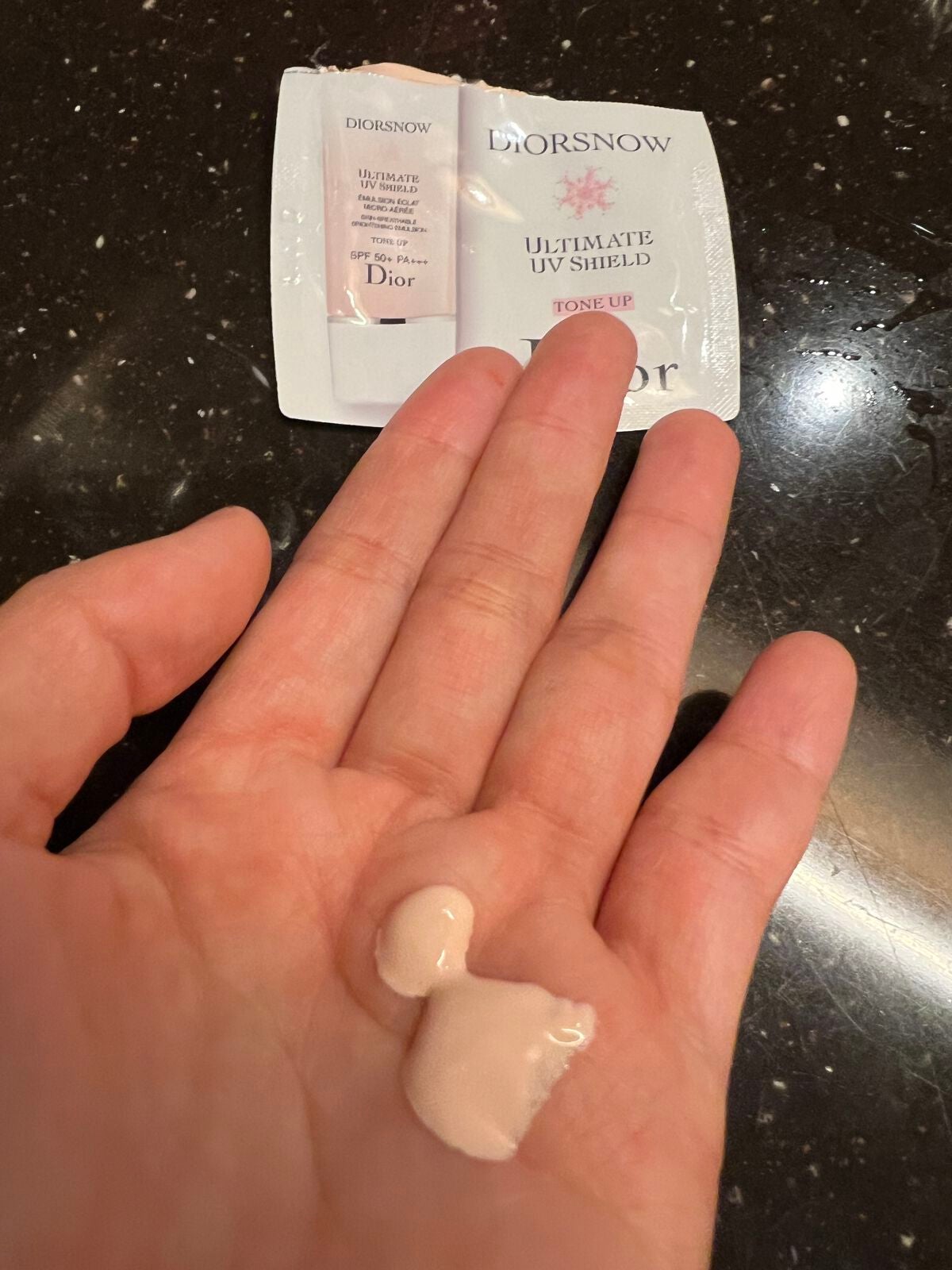 【旧】スノー UVシールド トーンアップ 50+/Dior/日焼け止めミルクを使ったクチコミ(2枚目)