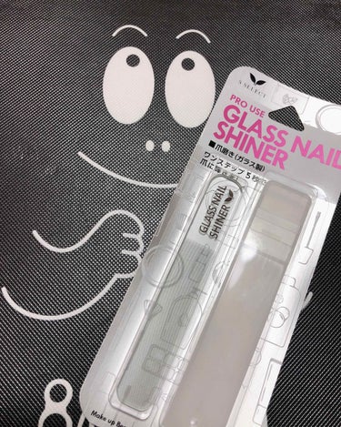 お久しぶりの投稿です🤚
« PRO USE   GLASS NAIL SHINER»
・
こちらはガラス製の爪磨きです
写真の2枚目は何もしていない爪で
3個目は磨いたあとの爪です😌

艶感がでるし、な