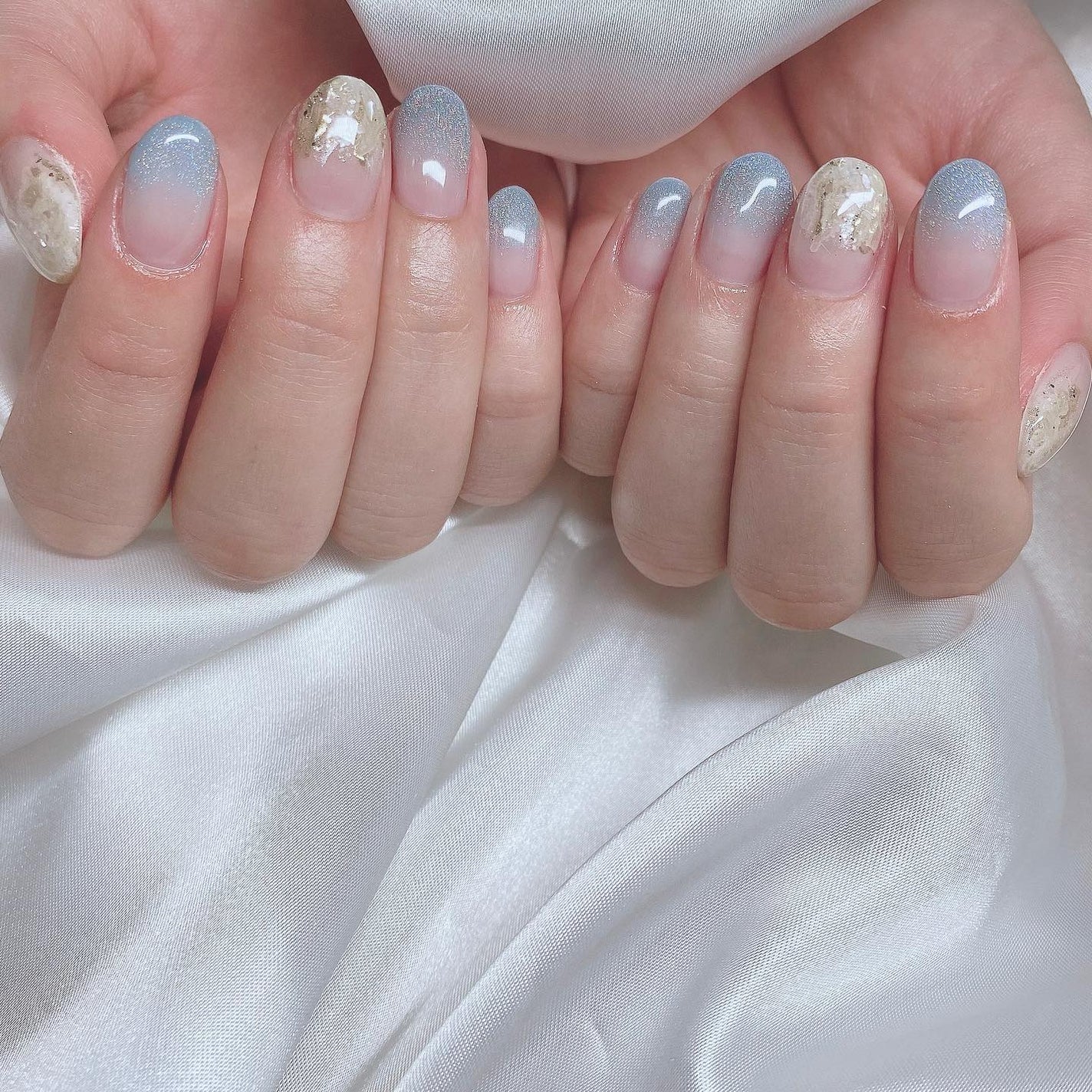 kanna on LIPS 「・・・大人ニュアンスさわやかネイル〜💙🤍ベースデザインはグラデ..」(2枚目)