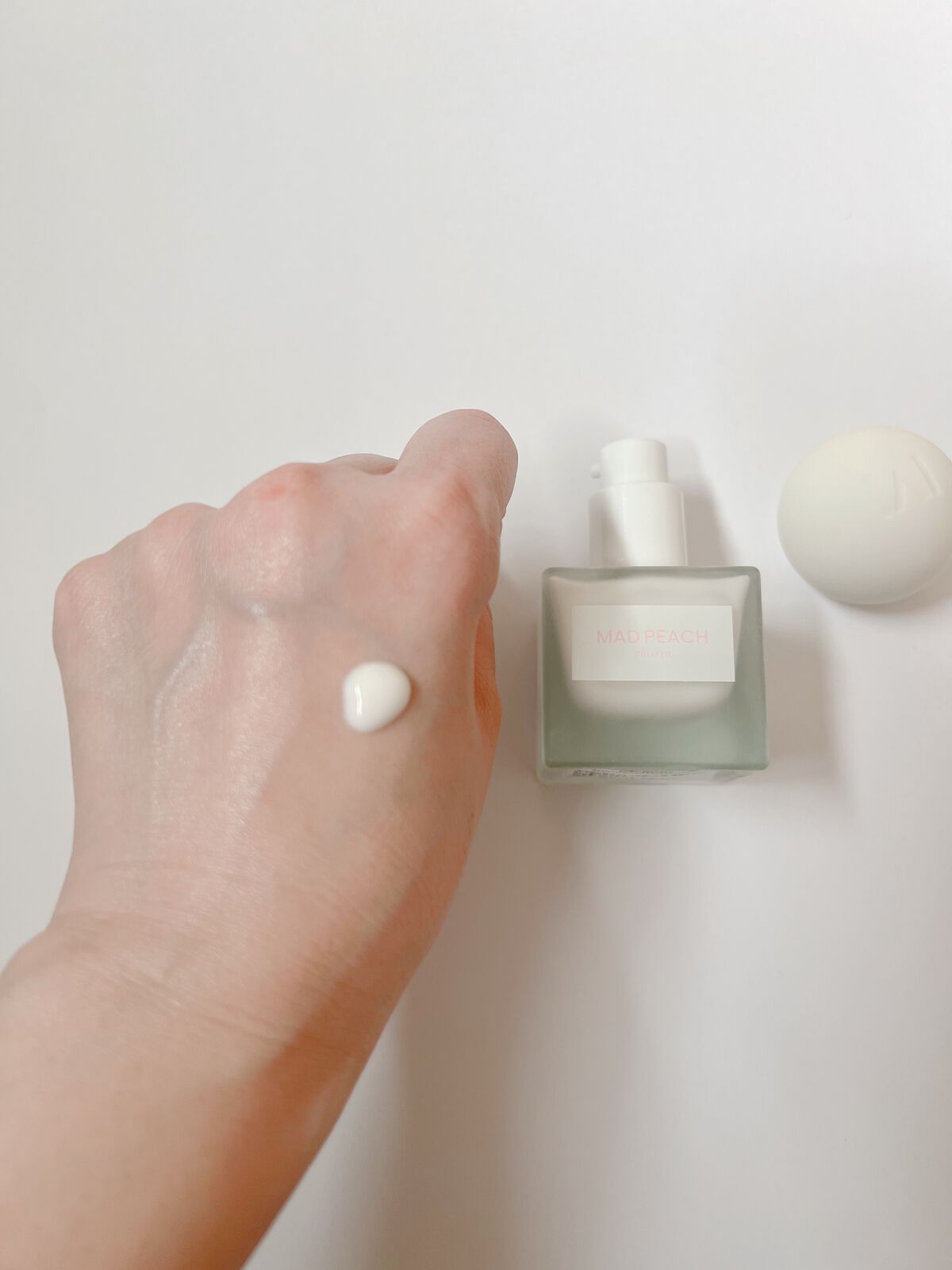 MAD PEACH グローフィルタープライマーのクチコミ「ナチュラルなカバー力でうるおいのある肌に。
水分ボンディングエッセンス91%配合で、
プライマ.....」（2枚目）