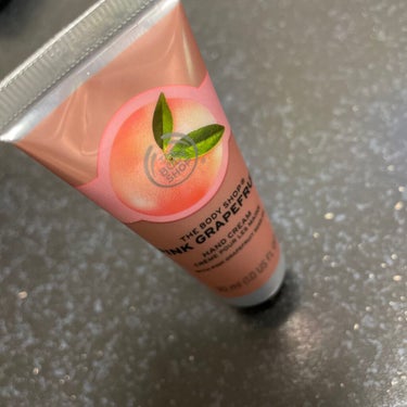 さっぱりしてる匂いが好き👌🏻´-
塗ったあともベタつかないから良き🙆‍♀️
#THE BODY SHOP#ハンドクリーム ピンクグレープフルーツの画像 その0