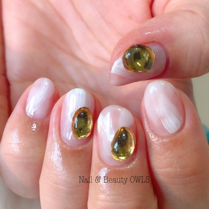 ぴよこれいと あうるす on LIPS 「白のもわもわ。パーツは金さん銀さん。の、ちぐはぐネイル。#ちぐ..」(3枚目)