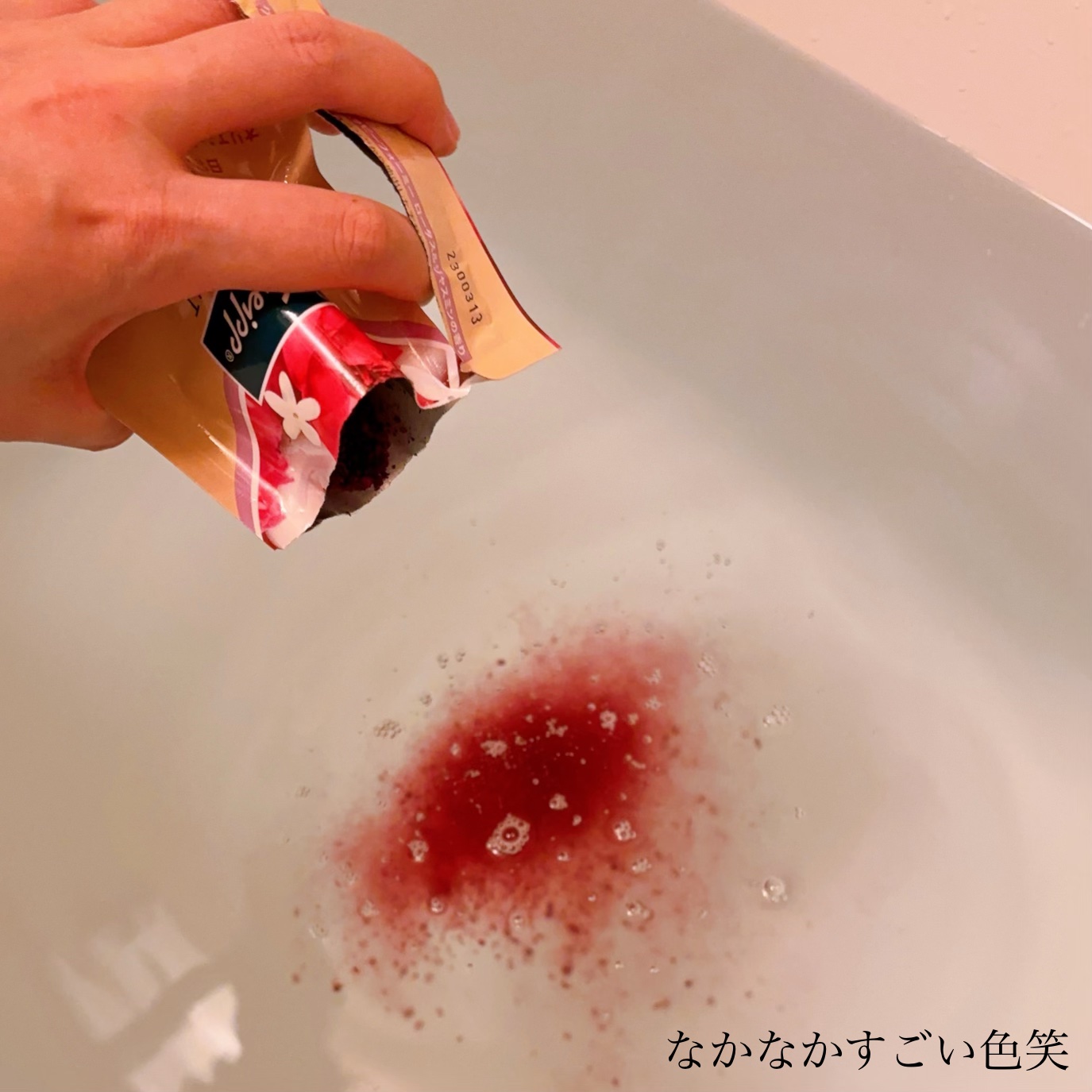 バスソルト ハッピーフォーミー ロータス＆ジャスミンの香り 50g【旧】/クナイプ/無機塩系入浴剤を使ったクチコミ（3枚目）