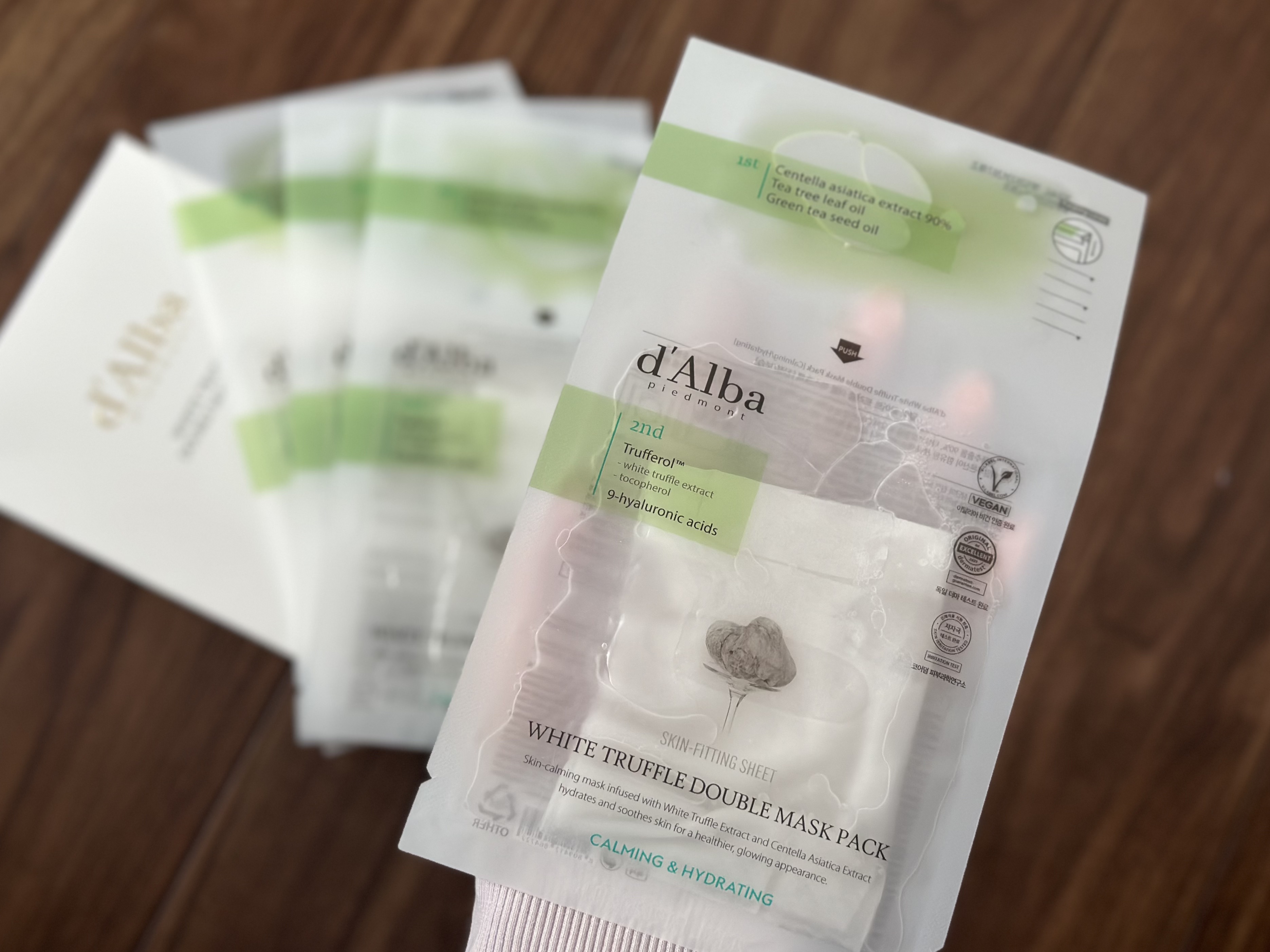 d'Albaの人気保湿ミスト
ホワイトトリュフファーストスプレーセラムがとても合うので使ってみたかったシートマスク。
1箱４枚入りで3200円くらいなので、大事な日の前に使いたい高級マスク。

使い方はシートマスク上部についているセラムをマ