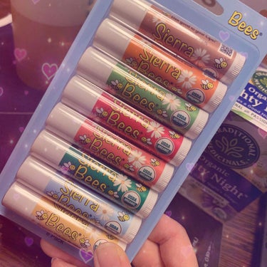 #リップケア
#iHerb 
#SierraBees

iHerbで購入したSierra BeesのOrganic Lip Balm♡8本入りで約900円めっちゃ安いですね🥰✨

リップクリームは何本あ