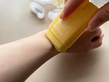 JMsolution JAPAN V9ビタミンアンプルUVスティック CLEARのクチコミ「株式会社サンスマイルから商品提供を頂きました。

顔にも身体にも使えて、手も汚れない日焼け止め.....」（3枚目）