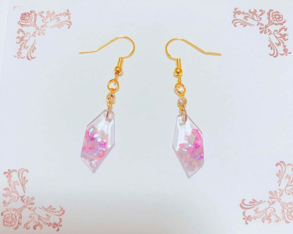 お腹が痛くて吐き気がするので眠れない……ので、少しだけここに！

一時期ハンドメイドアクセにハマりすぎて、作っておりました……。
お友達にあげると喜んでくれて、それが嬉しくて作ったり、デザインを試したくて作ったり♥️
今でも自分でつけたりし