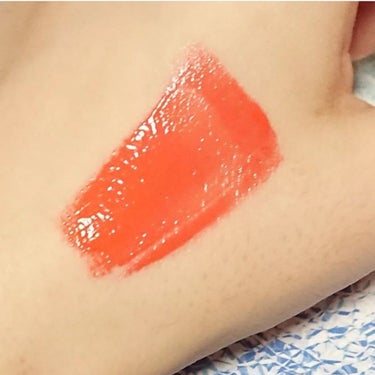 長く愛用しているティントです💄

lilybyred(リリーバイレッド)
✨『ブラディーライアーコーティングティント』✨
🍑# 01 内気なピーチのふり🍑

🍑

【 特徴 】

●高発色‼️２枚目をどーぞ❗

●唇👄に触れると、誰にでも似合うカラーにッ💋

🍑

【 使用感 】

●タトゥーティントです。
➡️みずみずしく～、とろみのあるテクスチャー。
唇にシッカリと密着ッ❕

●微細チップ……、ですね。
➡️リップラインも作りやすくて👍

●色落ちナシッ❕

●ツヤ感もあり、イイですね👍
光沢感を演出できるんです💎

🍑

秋の地味か❔というコーデの日にも
使えるカラーで、春夏秋冬🍁出番ありです！！

#リリーバイレッド #lilybyred #BloodyLiarCoatingTint
#ブラディーライアーコーティングティント #内気なピーチのふり
#高発色リップ #高発色 
#リップ #プチプラコスメ #プチプラ #プチプラリップティント #プチプラリップ #リップメイク 
#韓国コスメ #韓国リップ #韓国
#派手リップ #華やかメイク #ピンクリップ💄
#お値段以上コスメ  #自慢の褒められメイク の画像 その1