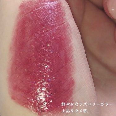 ラメの煌めきがたまらない💕
hinceのラズベリーシアーリップ💄✨

✼••┈┈••✼••┈┈••✼••┈┈••✼••┈┈••✼
【商品名】
hince ムードインハンサーシアー
05.ミラーライク
カラーバリエーション全5種
¥ 2,350円
✼••┈┈┈┈┈┈┈┈┈┈┈┈┈┈┈┈••✼

初めて韓国ブランドhinceのリップを購入💄✨
お色は秋冬に使えそうな、
深みのあるラズベリーカラーをチョイス。
シアーな発色なので、
見た目ほど派手ではなくほのかに発色。

このリップの好きなところは、
多色ラメがぎっしり入ってるところ♡
ザクザクなラメではなく、
キラキラと上品に煌めきます✨

リップは曲線を描いたようなデザインで、
とても塗りやすいのが特徴的。
型押しのHの文字も女心くすぐられます。
（すぐ消えちゃうけど🥹）

ほんのり花のような香りがしますが、
塗っているときだけで香りはすぐ消えます💐
使うだけでテンションを上げてくれるようなリップです💄✨

これは秋冬大活躍間違いなしです( *˙0˙*)۶
こちらはLIPSで購入しました。
（公式売り切れてました🥹）
気になる方はぜひチェックしてみてください🐥



#hince #ぶどうリップ#ムードインハンサーシアー#ミラーライク #購入品紹介#コスメレポ #衝動買いコスメ  #動画で購入品紹介 の画像 その1