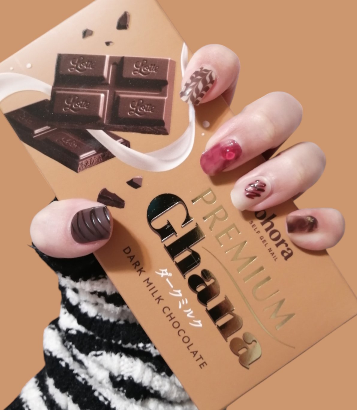 ohoraのガーナコラボのやつ！パケがかわいいそしてオマケのチョコネイルが何よりかわいい！バレンタインまで結構近いけど楽しんでくぞー\( ´ω` )/