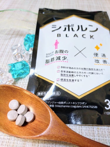 小粒で飲みやすいです
香りはなく、ツルンと飲み込めます

特に決まったタイミングでの服用はないので
わたしは朝と寝る前に服用してます

ストレスがかかるとお通じが乱れるのですが
今のところ滞りなくなのが