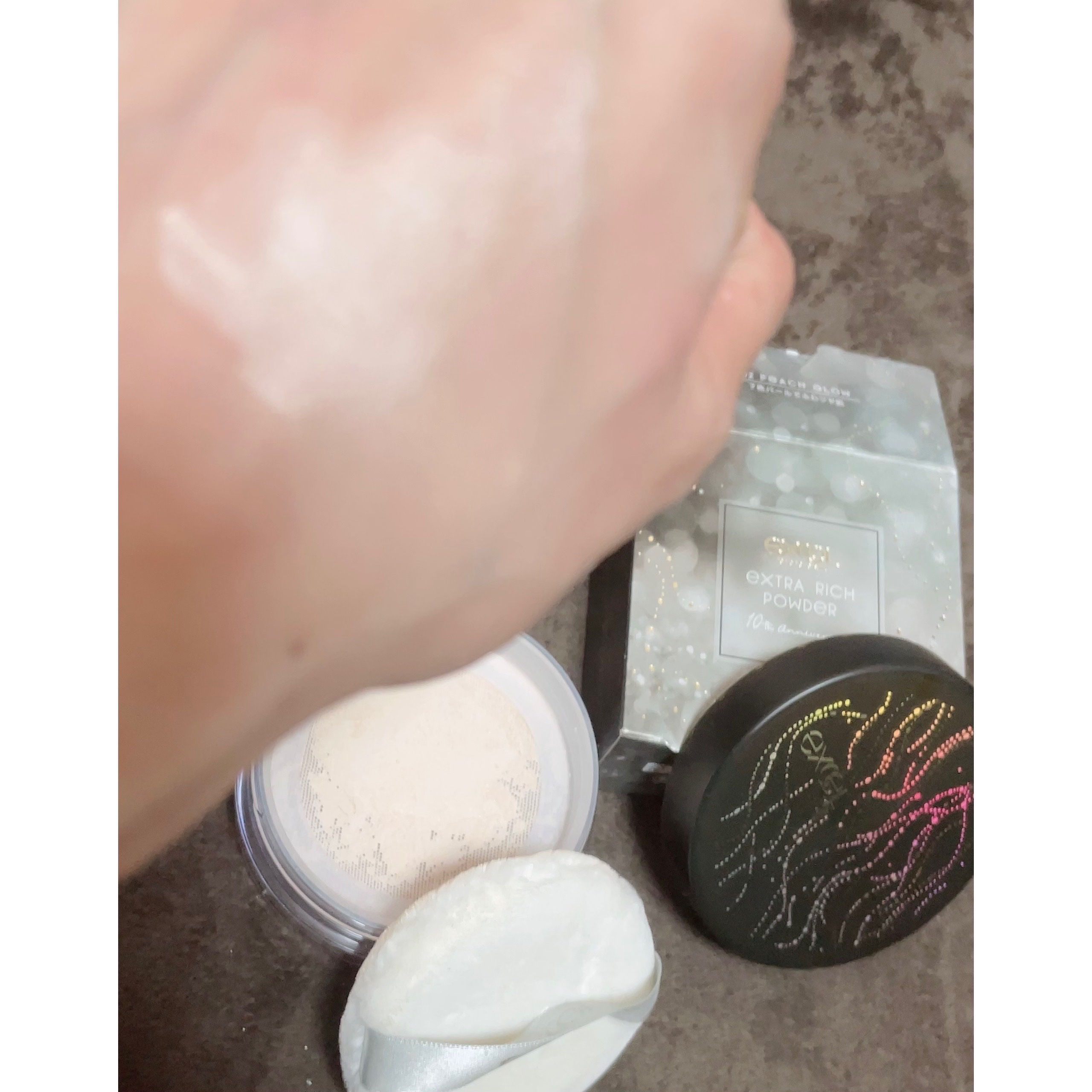 excelエクストラリッチパウダー la02ピーチグロウです😌🌸


一度使ってみたかったんですよね🪴



シールを剥がすとまんちくりんでびっくり‼️


開封したばかりでパフだと付きすぎるのでブラシで軽く払って✨


つけすぎなけ