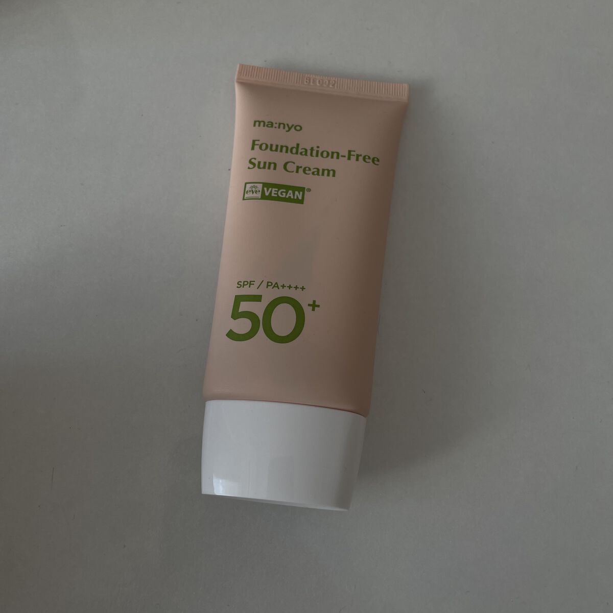 日焼け止めひとつで、自然な素肌を演出。肌への負担を抑えたデイリーサンケア。
UVケア、トーンUP、化粧下地までこれひとつに。ナチュラルベージュの自然な素肌を演出。さらにヴィーガン、紫外線吸収剤フリー、ナノ粒子不使用で肌への負担を軽減し、デイ