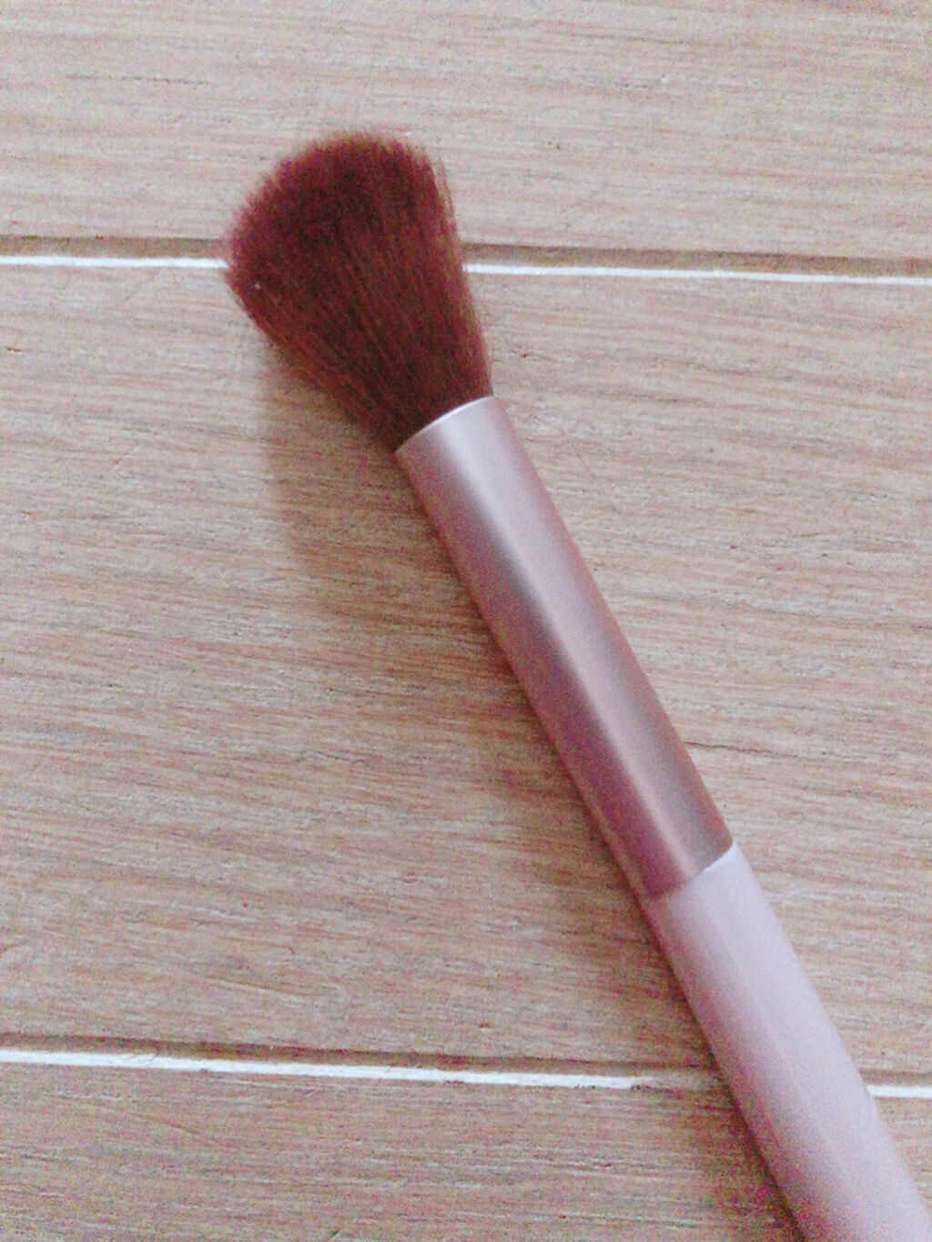 セリア シャドウブラシのクチコミ「大きめのブレンディングブラシは
毛の量がたっぷりで広範囲に
塗れるので、時短になりますし
アイ.....」（3枚目）