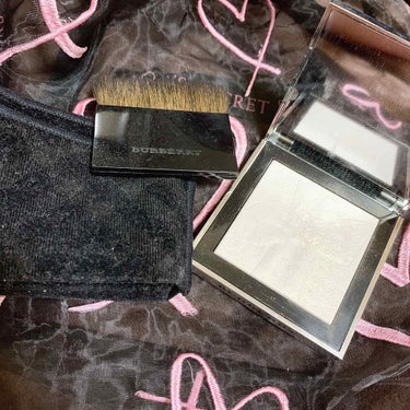 【Burberry】【ILLUMINATING POWDER】

SILVER SHIMMER

☑︎綺麗なツヤ感（スウォッチ写真一番下）

☑︎シルバー表記だし見た目もe.l.fよりシルバーなのに塗っ