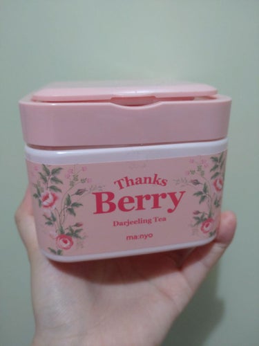 ヴィーガン対応🍓＆信頼と実績の魔女工場のパック！

【使った商品】
魔女工場Thanks Berry ダージリンティー マスク

【商品の特徴】
箱がしっかりしていて、長方形っぽい感じじゃなくて立方体っ