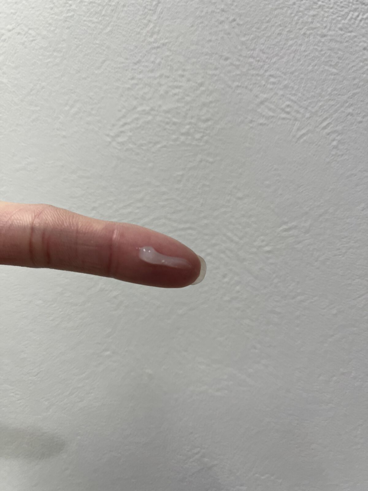 manyo トリートメントリップセラムのクチコミ「アドベントカレンダーに入っていたこちら、繰り出し式じゃなくてチューブタイプのリップ。
かなり甘.....」（2枚目）