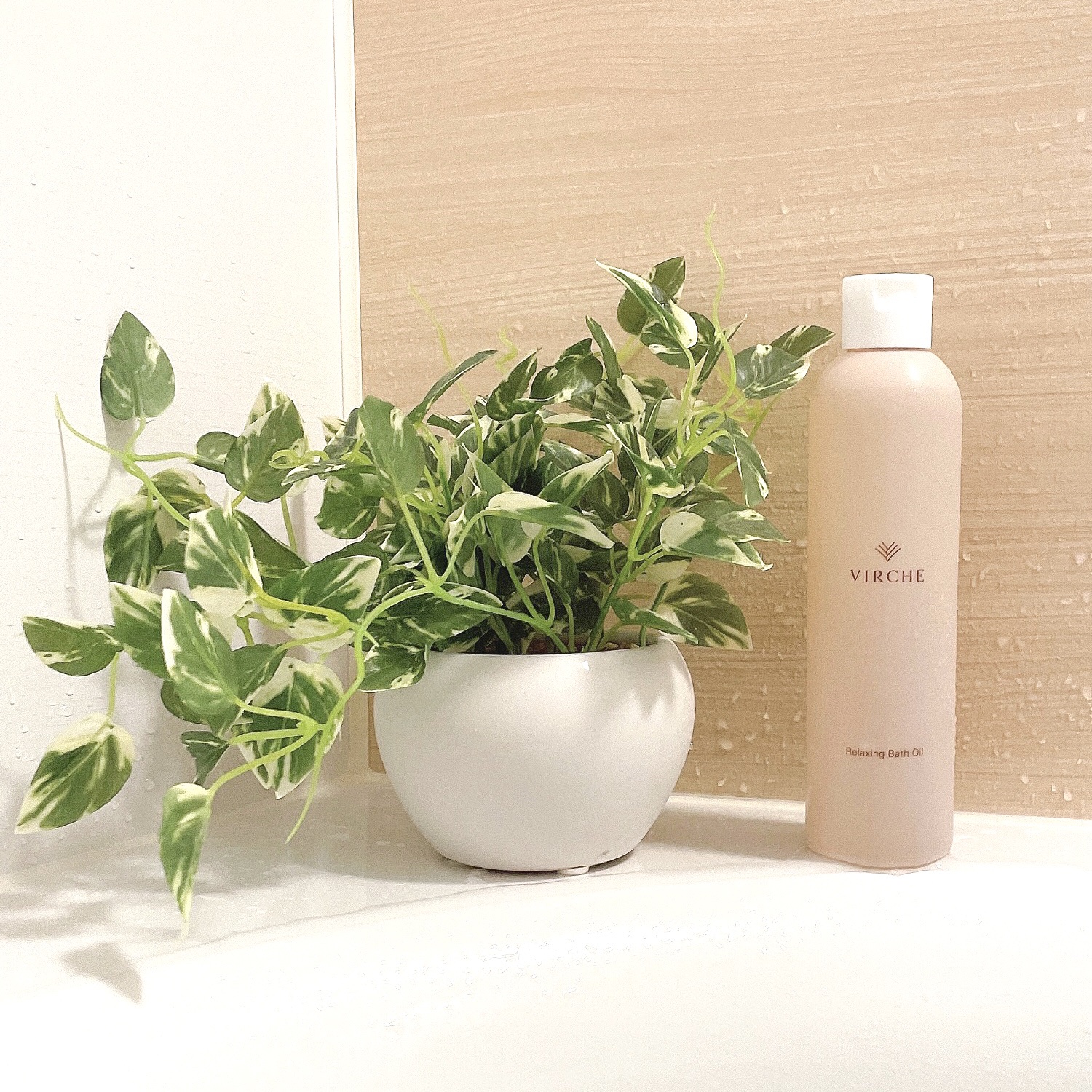 平日の夜のお楽しみ
ヴァーチェのリラクシングバスオイルで
リラックスタイム

✩︎⡱マルラオイル
✩︎⡱アボカドオイル
✩︎⡱ホホバ種子油

乳白色のやわらかな湯質で植物オイルがうるおいを与えながら肌をやわらかくし入浴後の乾燥から肌を守って