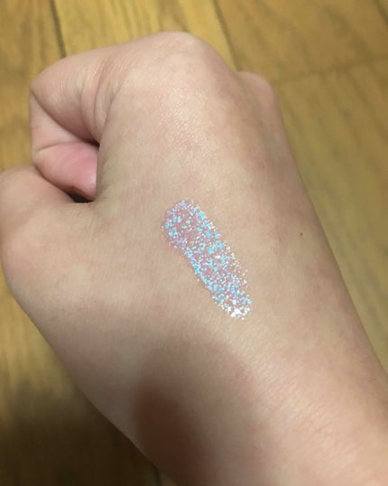REVLON スーパー ラストラス リップグロスのクチコミ「初投稿です!
宇宙のデザインがすごく可愛くて見てすぐに購入しました〜。
実際つけてみるとラメが.....」(2枚目)