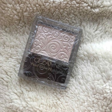 CEZANNE  Pearl Glow Highlight

・パール感強く、かなり輝きがある(ラメのギラギラ感というよりは、シマーでツヤ感)
・¥600でこのクオリティは👏
・日本のコスメではあまりな