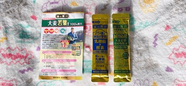 日本薬健 金の青汁 25種の純国産野菜 乳酸菌×酵素のクチコミ「青い方も緑色の方も水に溶かすよりも、ミルクに溶かした方が美味しそうだなと思い私はミルクに入れま.....」（1枚目）