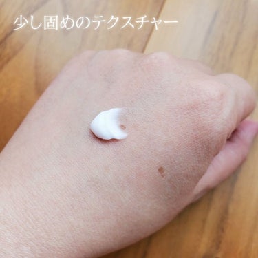 使用感が良かったので在庫があるうちに追加購入しました。
保湿も出来てベタつかない、おすすめのハンドクリームです。

◆プロ業務用 高保湿ハンドクリーム
    オレンジ＆ラベンダーの香り  60g ¥1,650

【特徴】
サラッとしてべたつかない使用感はそのままに、自然由来の
3種の高保湿成分をプラスし、より保湿効果を高めた処方に。

人間の皮脂に近いオレイン酸をたっぷり含む『ハイブリッドヒマワリ油』
を主成分とし、しっとりしているのにベタつかない使用感を実現。

他にも、水と食品添加物に使用される「グリセリン」をはじめとした
植物由来の成分のみで作っているので、料理の前や途中で使っても、
食材の事を心配することなく使用いただけます。

通年使用はもちろんのこと、医療従事者や調理師、美容師など、
頻繁に手洗いやアルコール消毒をする方の荒れやすい手肌を
やさしくケアします。

赤ちゃんやペットがいる家庭にもおすすめ。

オリジナルブレンドのオレンジ&ラベンダーの香り。

【使用感】
固めのテクスチャーかと思いきや、スーッと伸びていきます。
肌に馴染むと油分による保湿感はあるのにサラサラ。

優しい香りで、塗った時は癒されるけど持続はしないので、香りが
苦手な方でも大丈夫だと思います。

の画像 その1